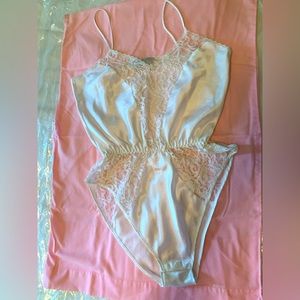 Women’s vintage 1980s White lacy Teddie